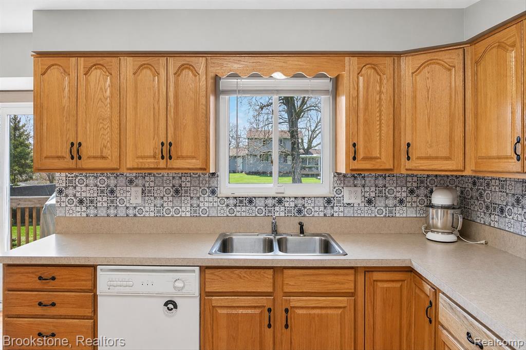 1086 Risecliff Drive, Grand Blanc, MI 48439 — Photo 13
