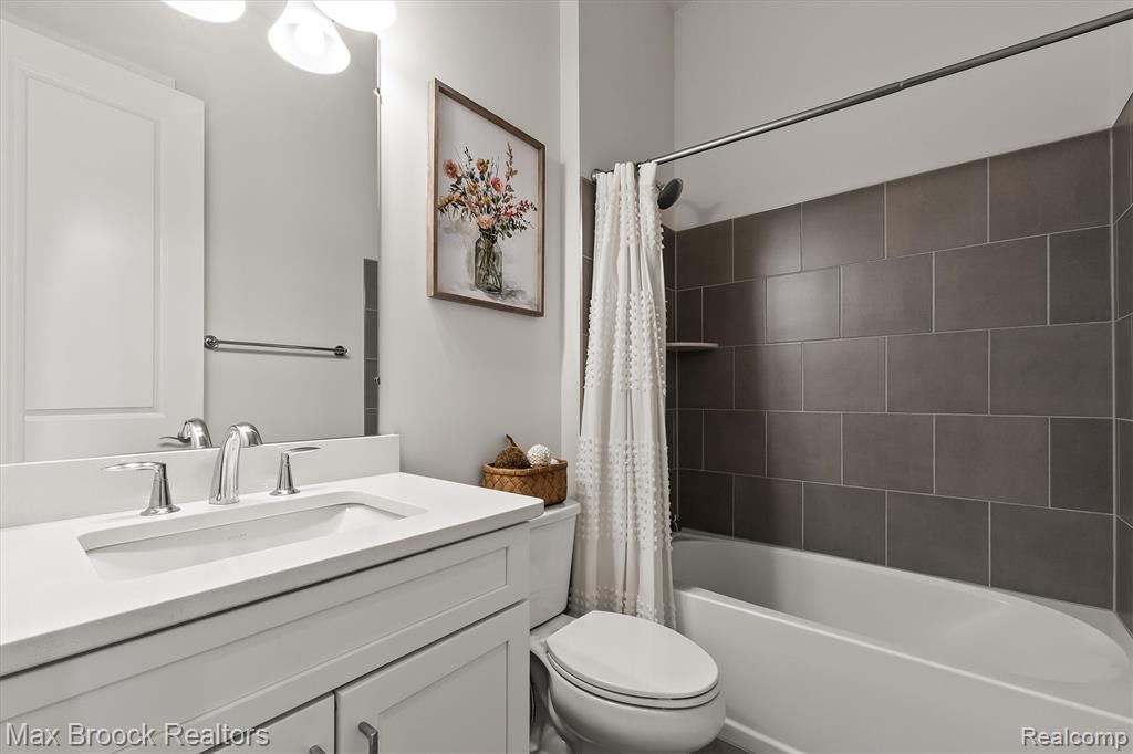 5526 Helmsdale Boulevard, West Bloomfield, MI — Photo 37
