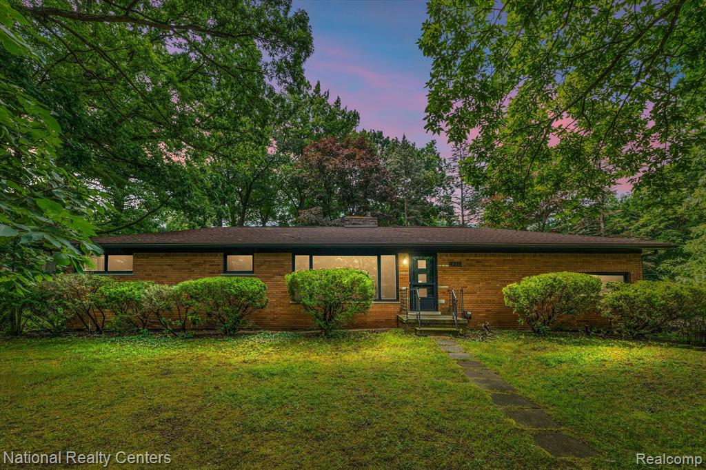 4211 WOODMONT Drive, Waterford, MI 48329 — front exterior