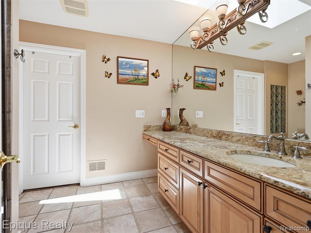 33124 N River Road, Harrison Township, MI — Photo 32