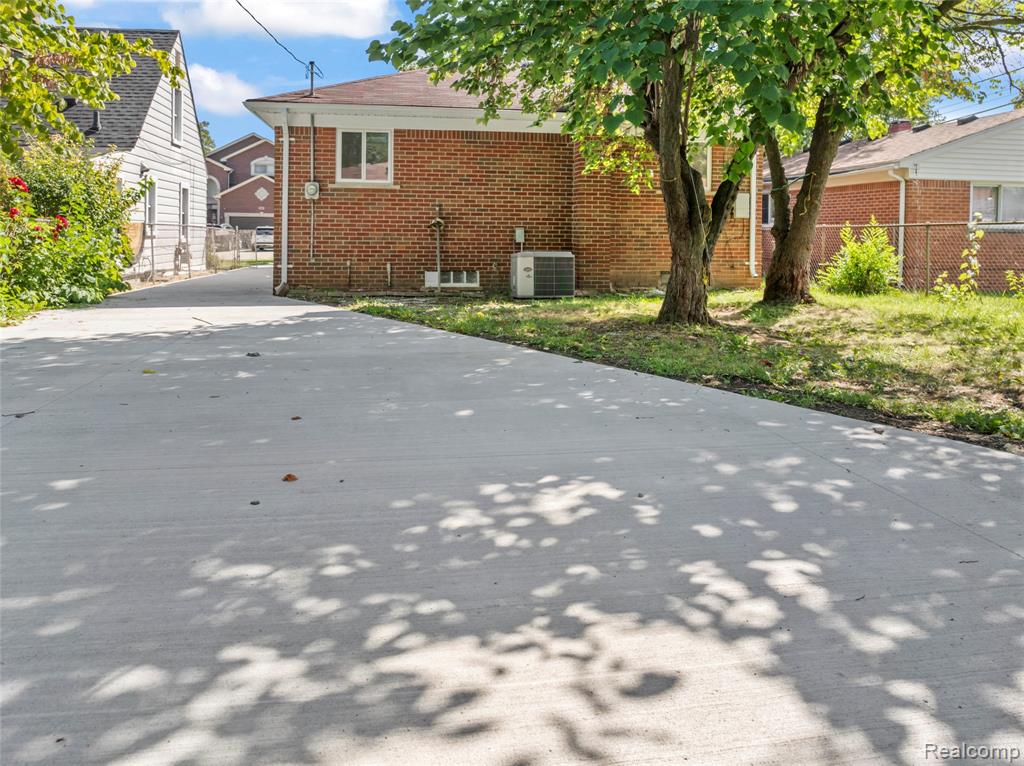5911 Highview Street, Dearborn Heights, MI 48127 — Photo 3