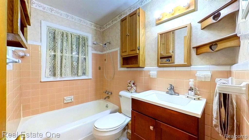 1938 Beverly Street, Sylvan Lake, MI 48320 — Photo 34