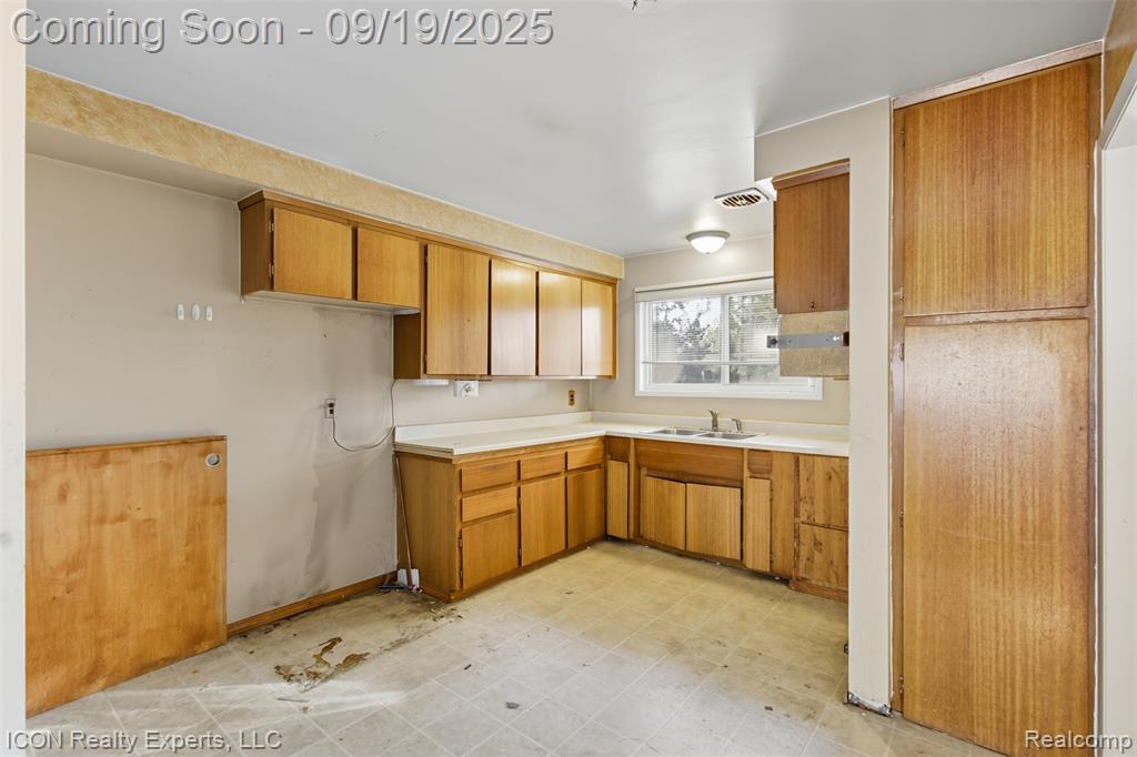 8843 Headley Drive, Sterling Heights, MI 48314 — Photo 6