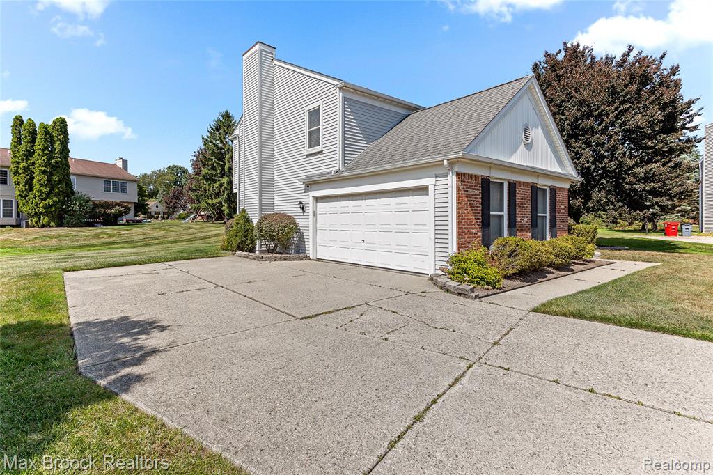 5492 Charrington Court, West Bloomfield, MI 48324 — Photo 9