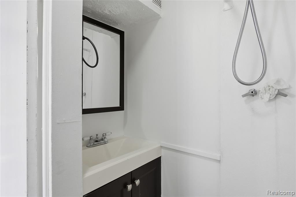 707 Buena, Lake Orion, MI, 48362