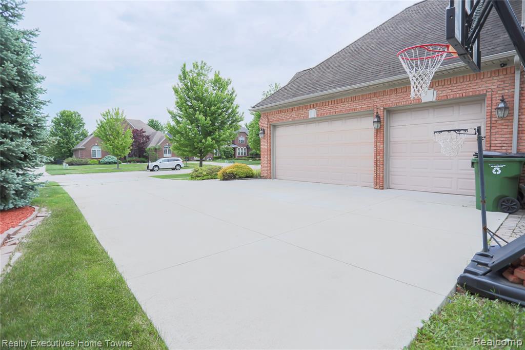 47909 Milonas Drive, Utica, MI 48315 — Photo 12