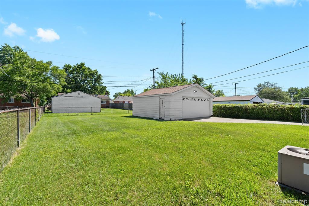 10563 N OAK Drive, Ferndale, MI 48220 — Photo 21