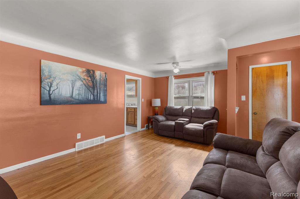 8246 LOCHDALE Street, Dearborn Heights, MI 48127 — Photo 6