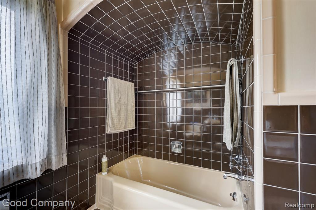 1557 Lochmoor Boulevard, Grosse Pointe Woods, MI 48236 — Photo 37