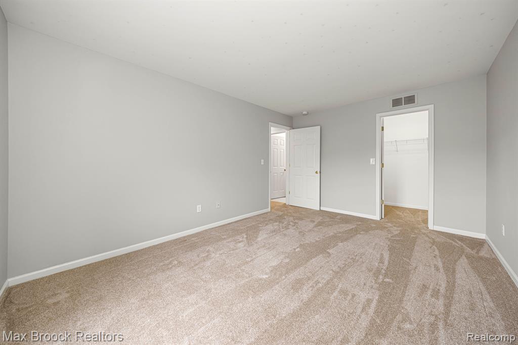9203 FARMINGDALE Lane, Walled Lake, MI 48390 — Photo 18
