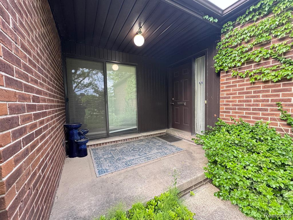 3152 LINDENWOOD Drive, Dearborn, MI 48120 — Photo 2