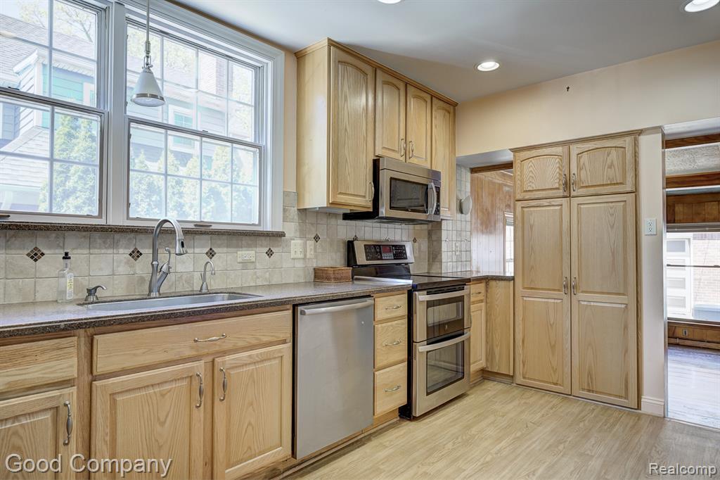 20 OXFORD Boulevard, Pleasant Ridge, MI — Photo 18