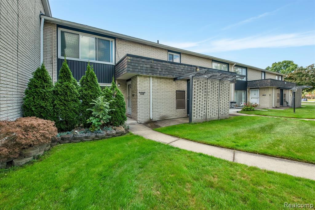 8232 KARAM Boulevard, 4, Warren, MI 48093 — Photo 3