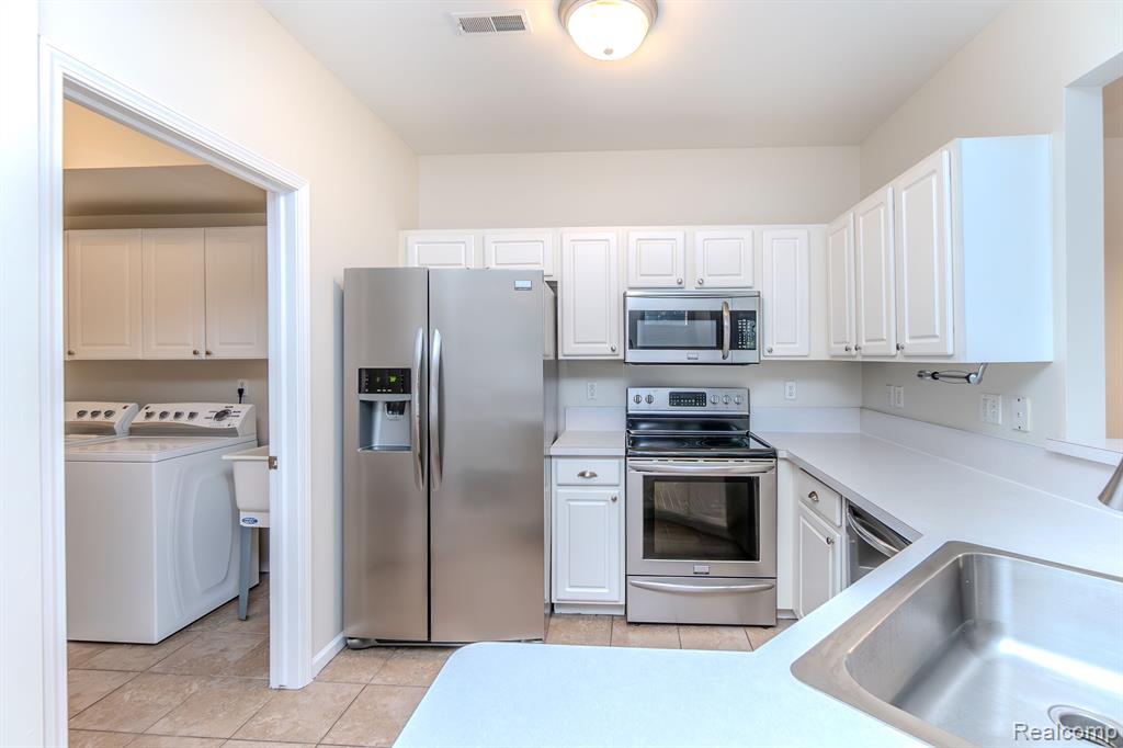 8106 CHESAPEAKE Circle, Walled Lake, MI 48390 — Photo 17