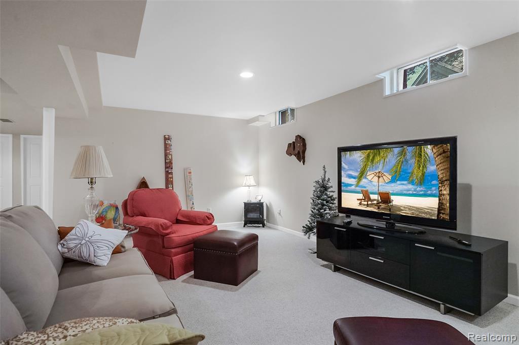16822 Lochmoor Circle W, Northville, MI 48168 — Photo 33