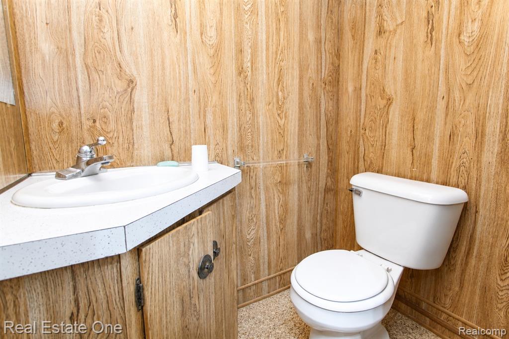 1325 S Hospital Road, Waterford, MI 48327 — Photo 32