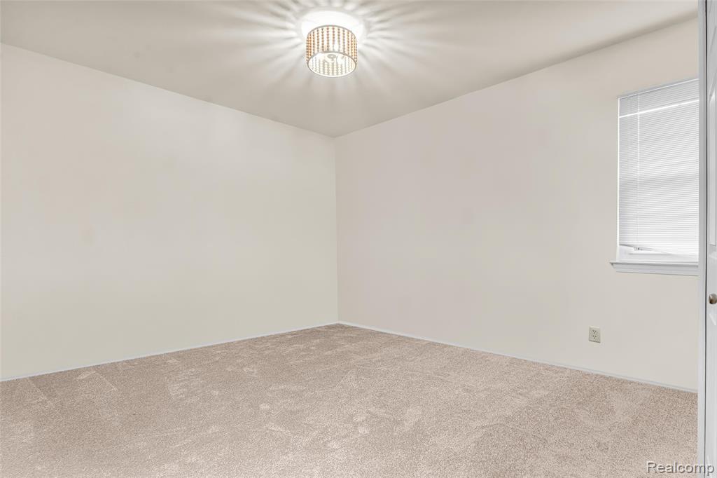 648 Lansdowne Drive, Westland, MI — Photo 18