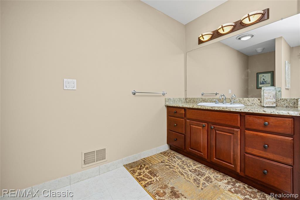 4930 Menominee Lane, Clarkston, MI 48348 — Photo 42