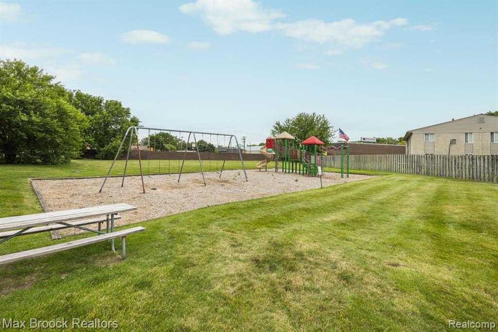 10020 ALLEN POINTE Drive N, 10020, Allen Park, MI 48101 — Photo 31