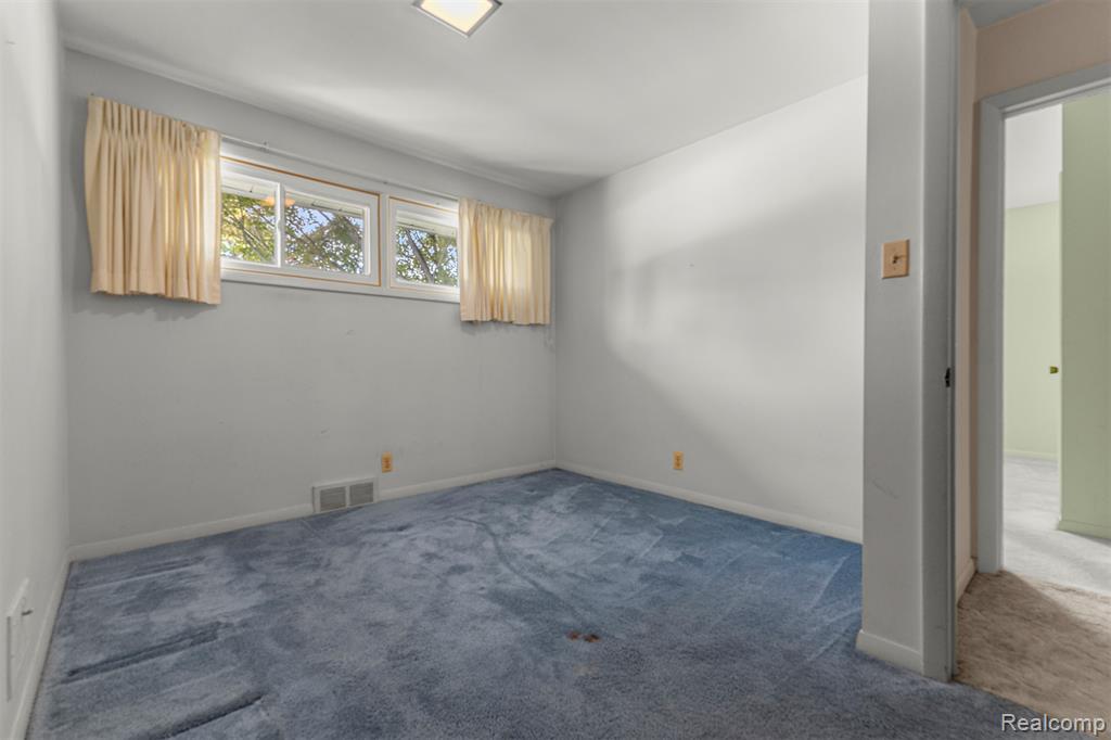 25429 Graceland Circle, Dearborn Heights, MI 48125 — Photo 16