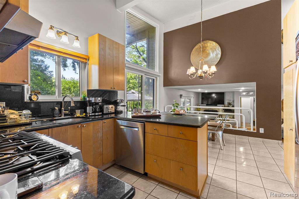 5589 Pembury, West Bloomfield, MI — Photo 25