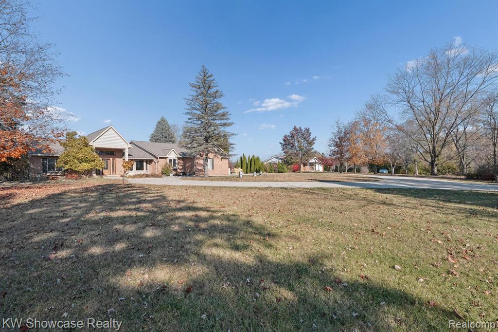 1112 W Cook Road, Grand Blanc, MI 48439 — Photo 2