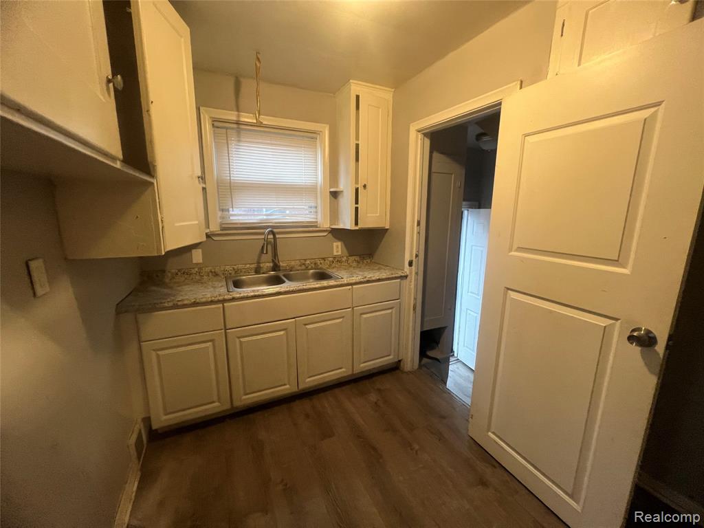 9599 WHITCOMB Street, Detroit, MI 48227 — Photo 8