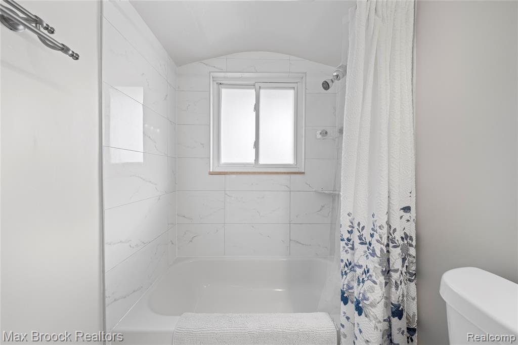 828 W Baker Avenue, Clawson, MI — Photo 25