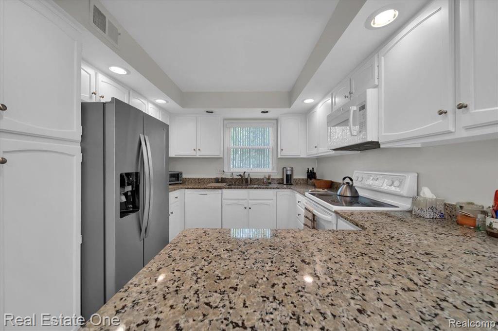 4406 KNIGHTSBRIDGE Lane, West Bloomfield, MI 48323 — Photo 13