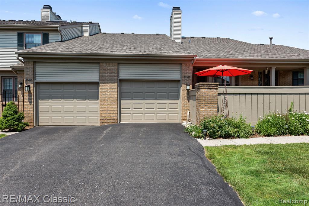 38360 Chessington, Farmington Hills, MI 48331 — Photo 38