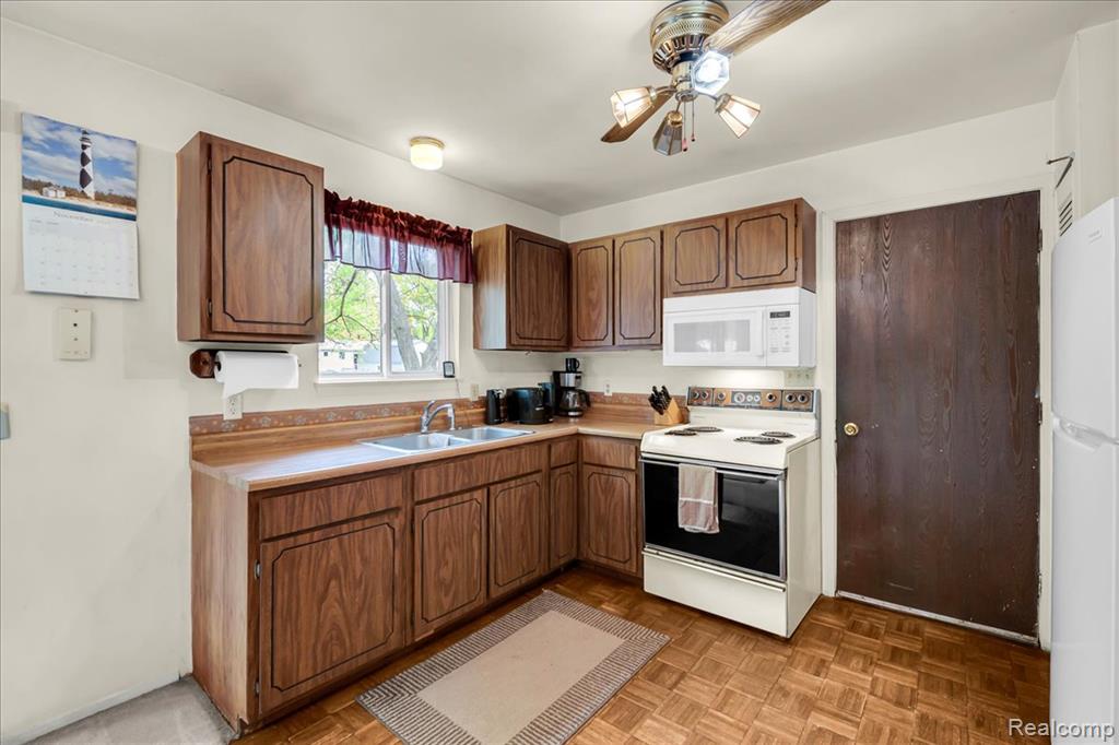 6332 Windham Place, Grand Blanc, MI 48439 — Photo 7