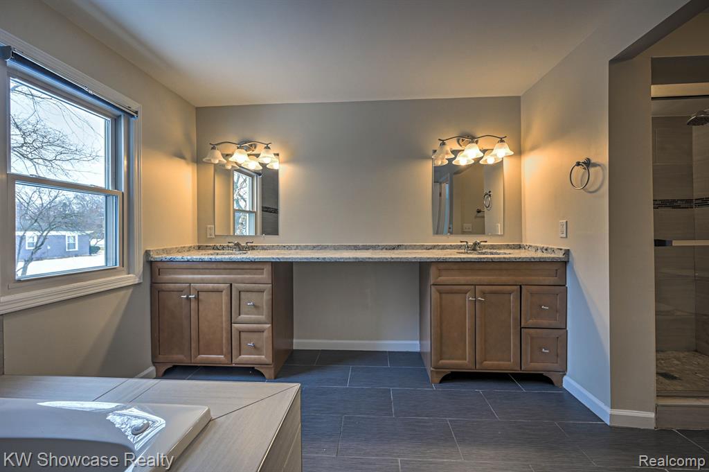 4238 STILL MEADOW Lane, West Bloomfield, MI 48323 — Photo 35