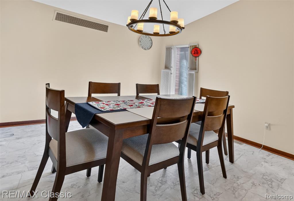 2061 Burgundy Street, West Bloomfield, MI 48323 — Photo 25