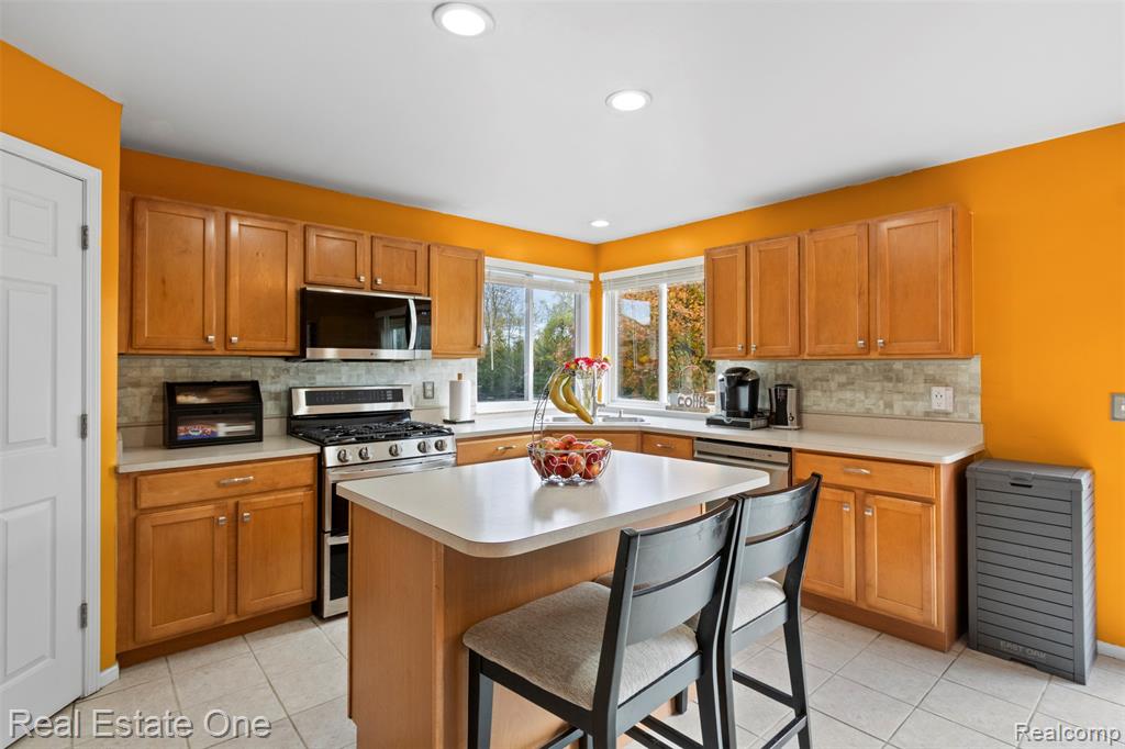 43275 Pond Bluff Drive, Belleville, MI 48111 — Photo 11