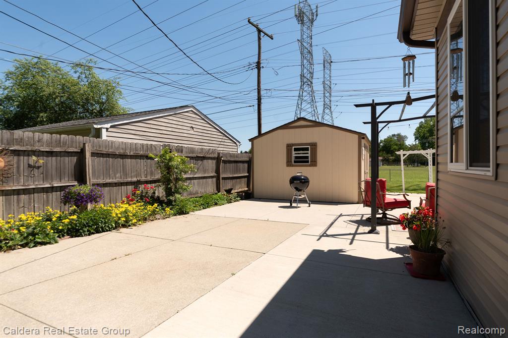 41024 Paign Drive Drive, Sterling Heights, MI 48313 — Photo 32