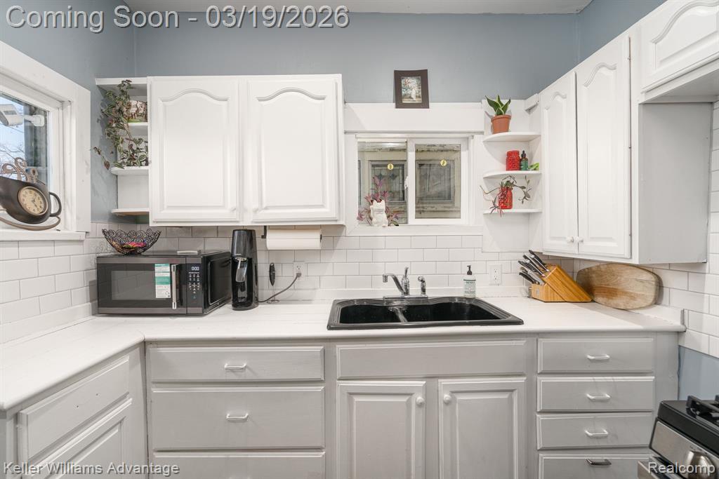 1536 Hazelwood Street, Detroit, MI 48206 — Photo 17