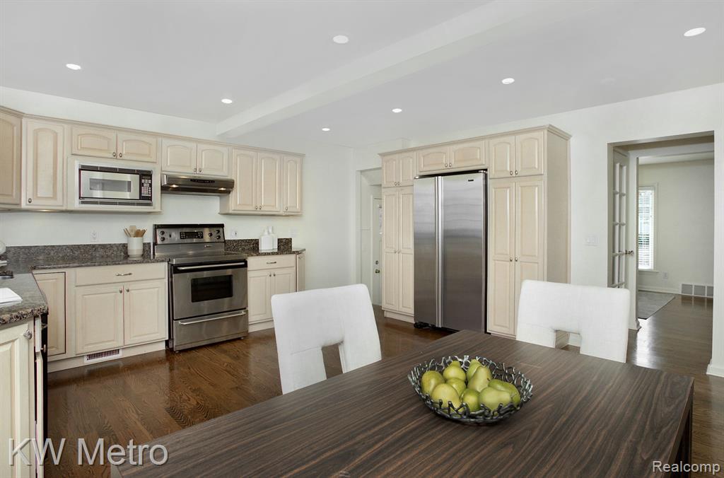 620 CATALPA Drive, Royal Oak, MI 48067 — Photo 17