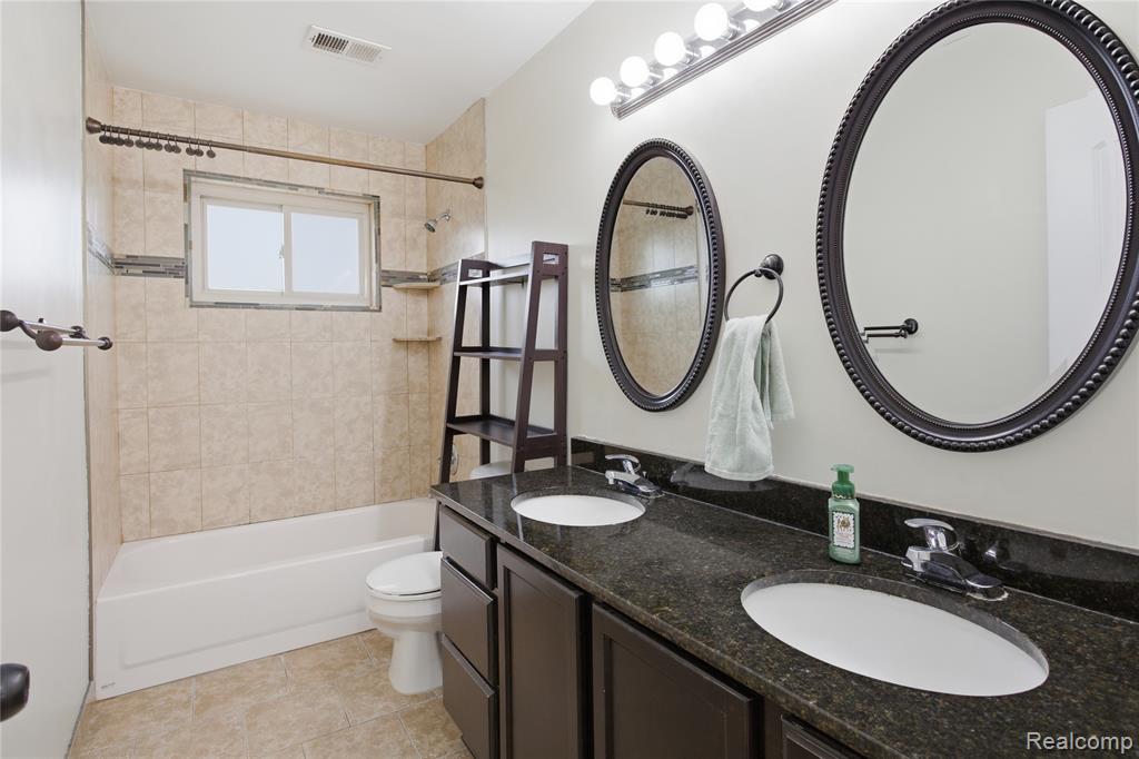 891 E Harwood Avenue, Madison Heights, MI 48071 — Photo 13