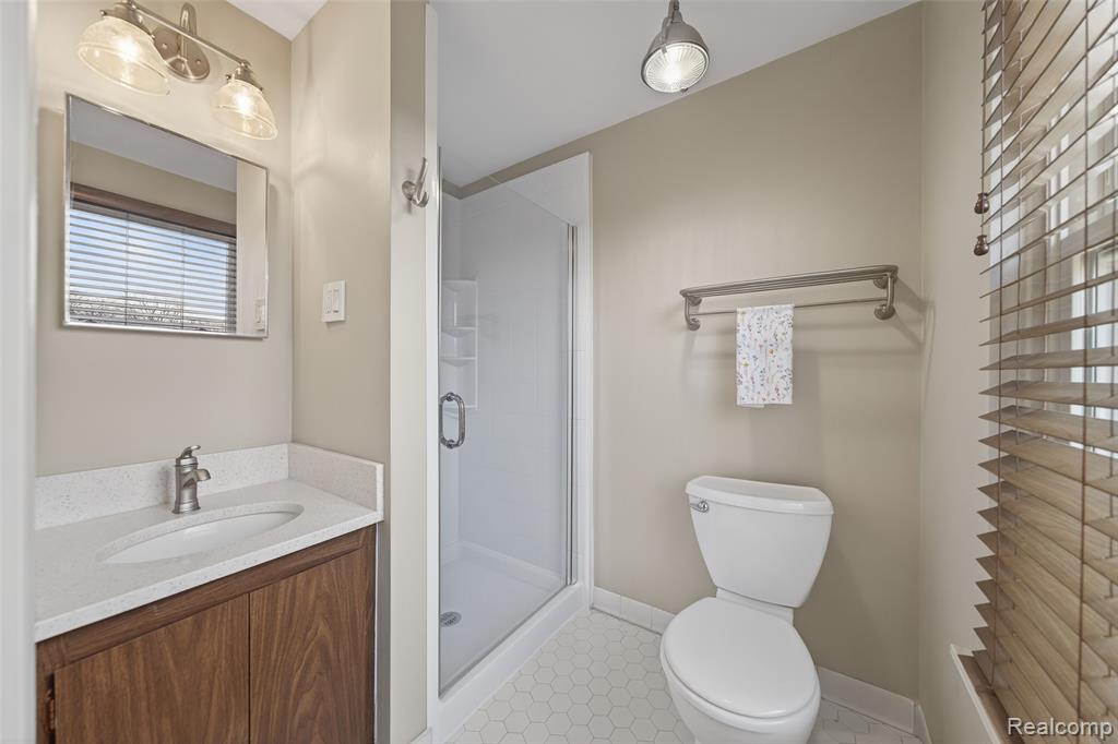 30110 Manor Drive, Madison Heights, MI 48071 — Photo 28