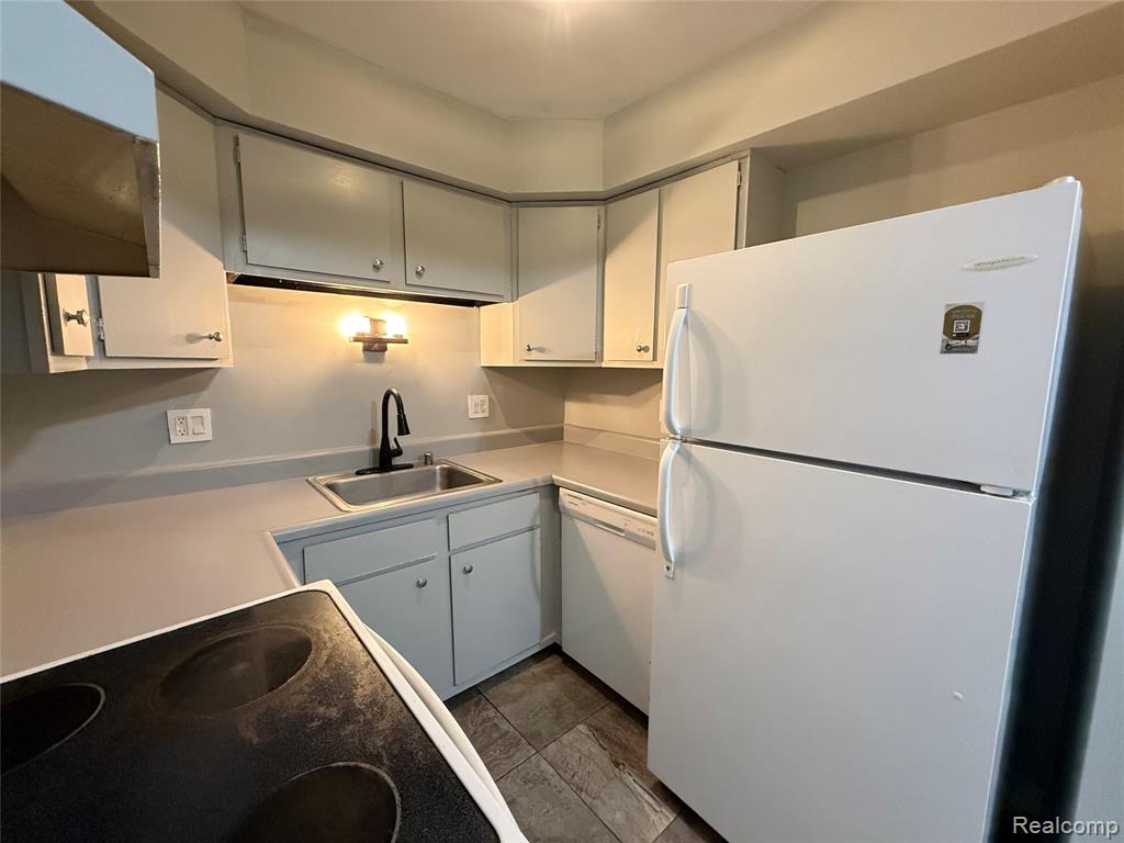 7624 Manor Circle, Westland, MI — Photo 9