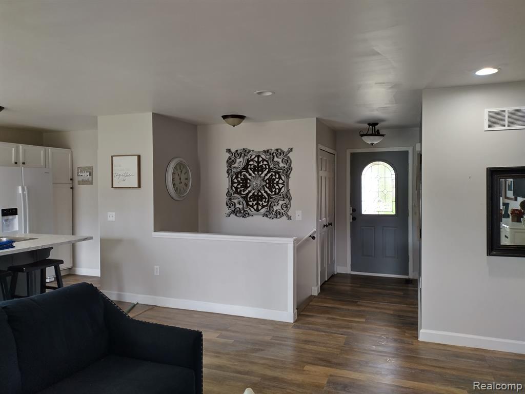 7484 WALNUT Drive, Goodrich Vlg, MI — Photo 4
