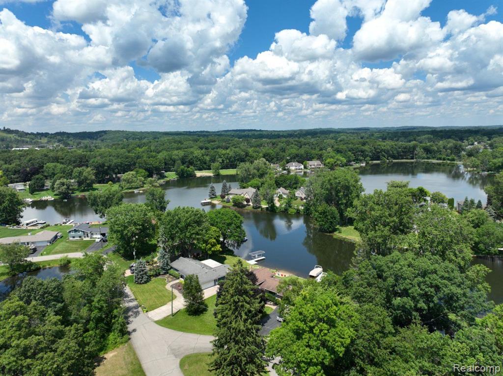 6523 ELLINWOOD Drive, White Lake, MI 48383 — Photo 9