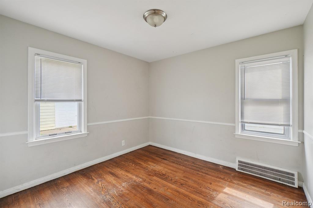 19717 Kenosha Street, Harper Woods, MI 48225 — Photo 18