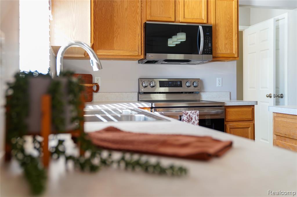 802 Castle Pine Court, Pontiac, MI 48340 — Photo 11
