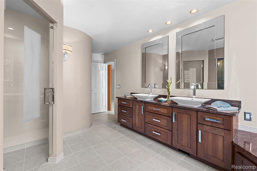 561 Valley Drive, Milford, MI 48381 — Photo 32