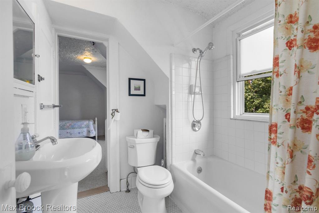 6 KENBERTON Drive, Pleasant Ridge, MI — Photo 34