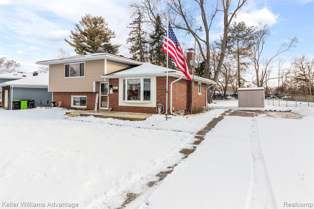 807 WORCHESTER Drive, Fenton, MI 48430 — Photo 2