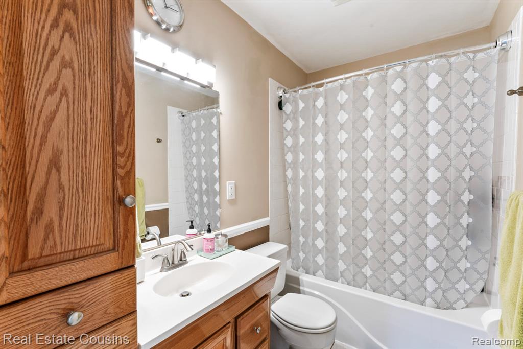 8419 Belle Bluff Drive, Grand Blanc, MI 48439 — Photo 18