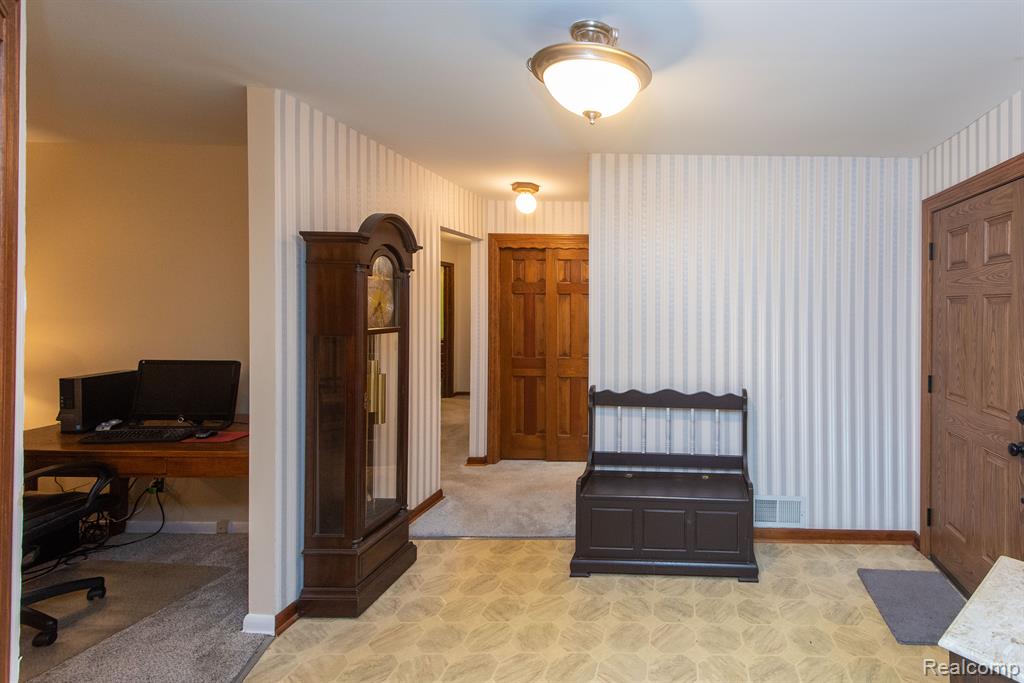 6226 GOLFVIEW Drive, Burton, MI 48509 — Photo 29