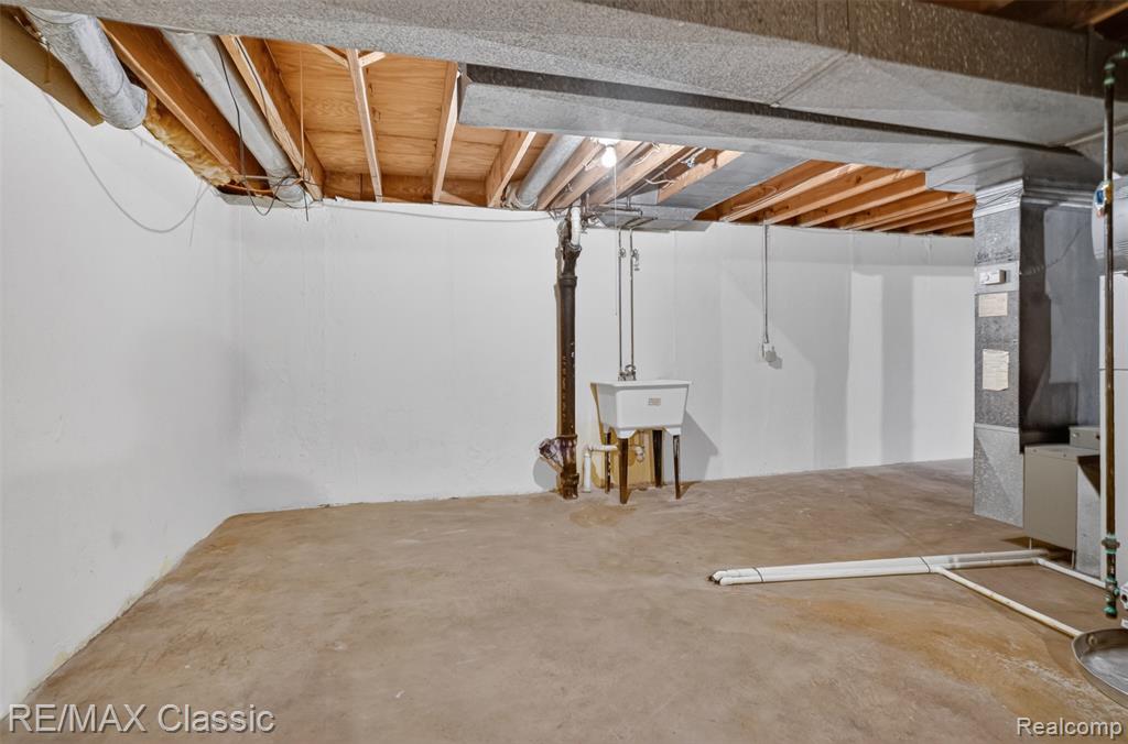 2061 Burgundy Street, West Bloomfield, MI 48323 — Photo 46